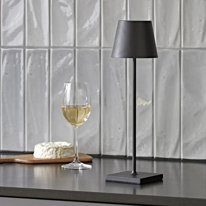 Kompakte dimmbare LED-Lampe, kabellos und aus Aluminium, ideal für Regale und Sideboards.