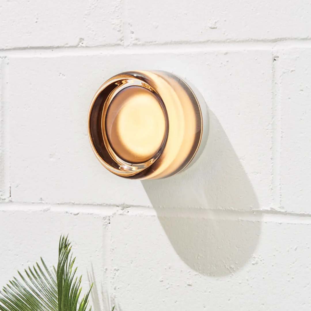 Moderne LED Wandleuchte, schlankes Design, für stilvolle Akzentbeleuchtung im Wohnzimmer.