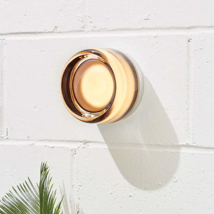 Moderne LED Wandleuchte, schlankes Design, für stilvolle Akzentbeleuchtung im Wohnzimmer.