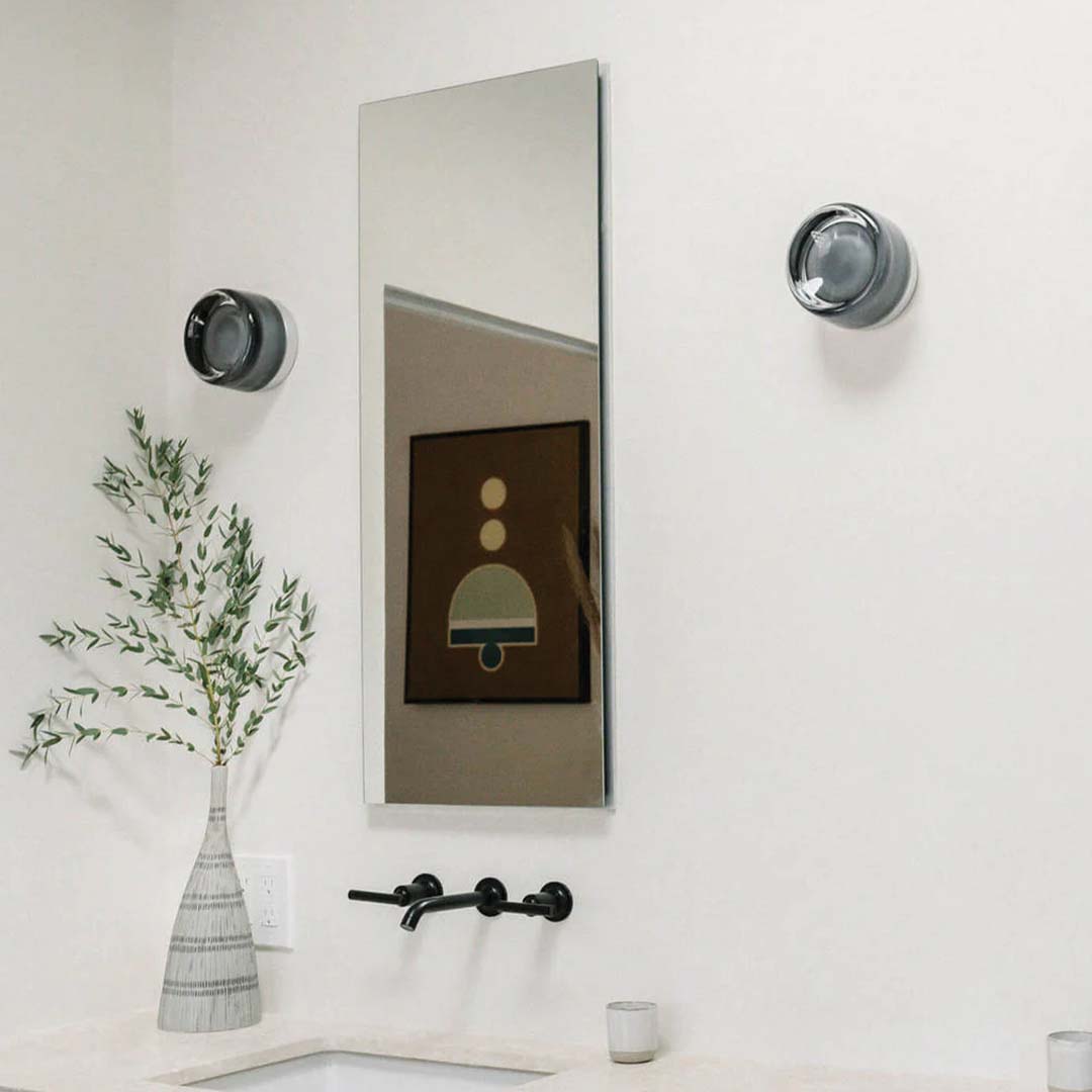 Dekorative LED Wandleuchte im Schlafzimmer, schafft gemütliches Ambiente, indirektes Licht.