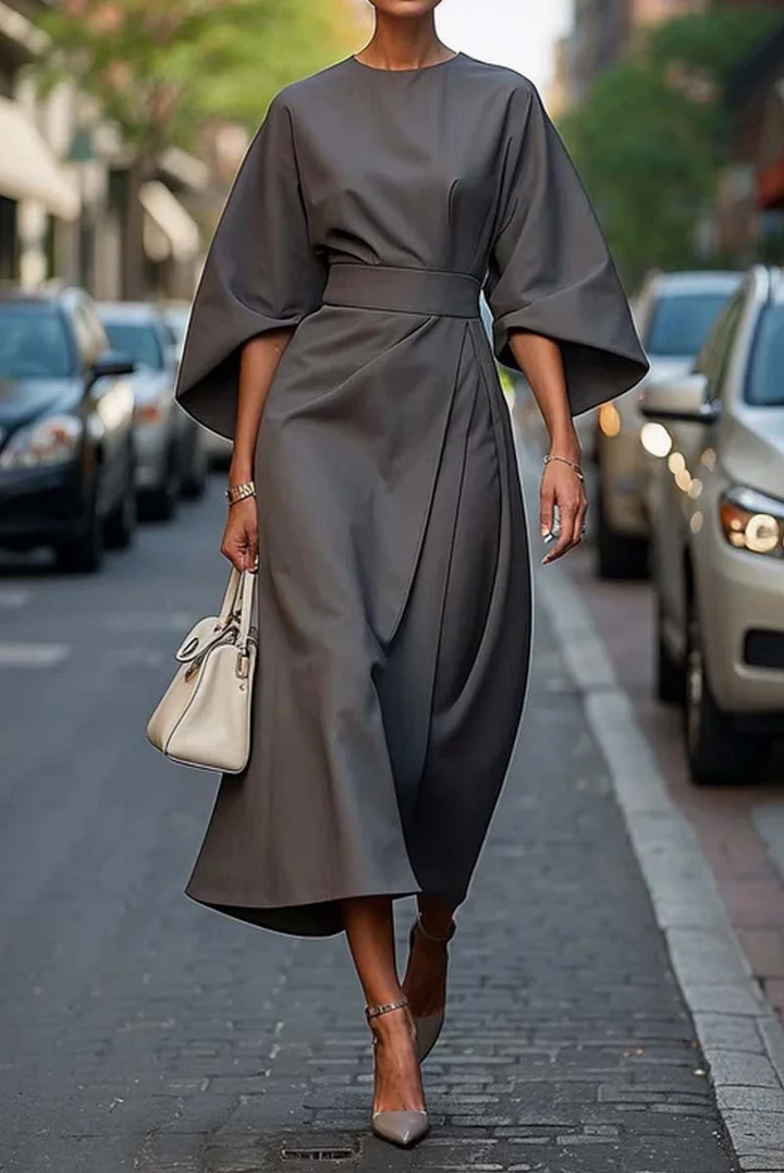 Festliches Damen Midikleid Annika mit Taillengürtel. Feminines Design für elegante Anlässe.