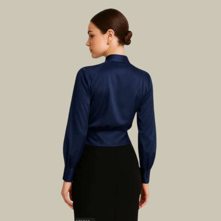 Schicke Wickelbluse für Damen, ideal für Bürokleidung und Abendmode. Femininer Schnitt, vielseitig kombinierbar.