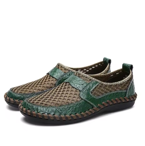 Herren-Slipper, Slip-on Design; weite Passform bietet viel Platz. Perfekte Komfortschuhe.
