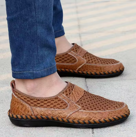 Zwei Herren-Komfortschuhe: Dunkle Slipper mit weiter Passform & stoßdämpfender Sohle im Set.