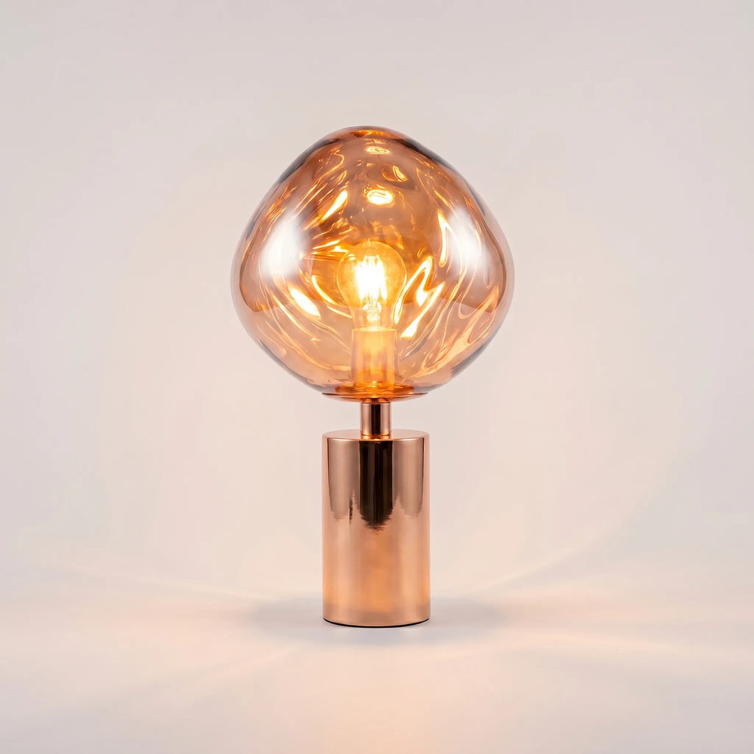 Skulpturale goldene Tischlampe mit geschmolzener Optik; moderne Designlampe für Ambientebeleuchtung im Wohnzimmer.
