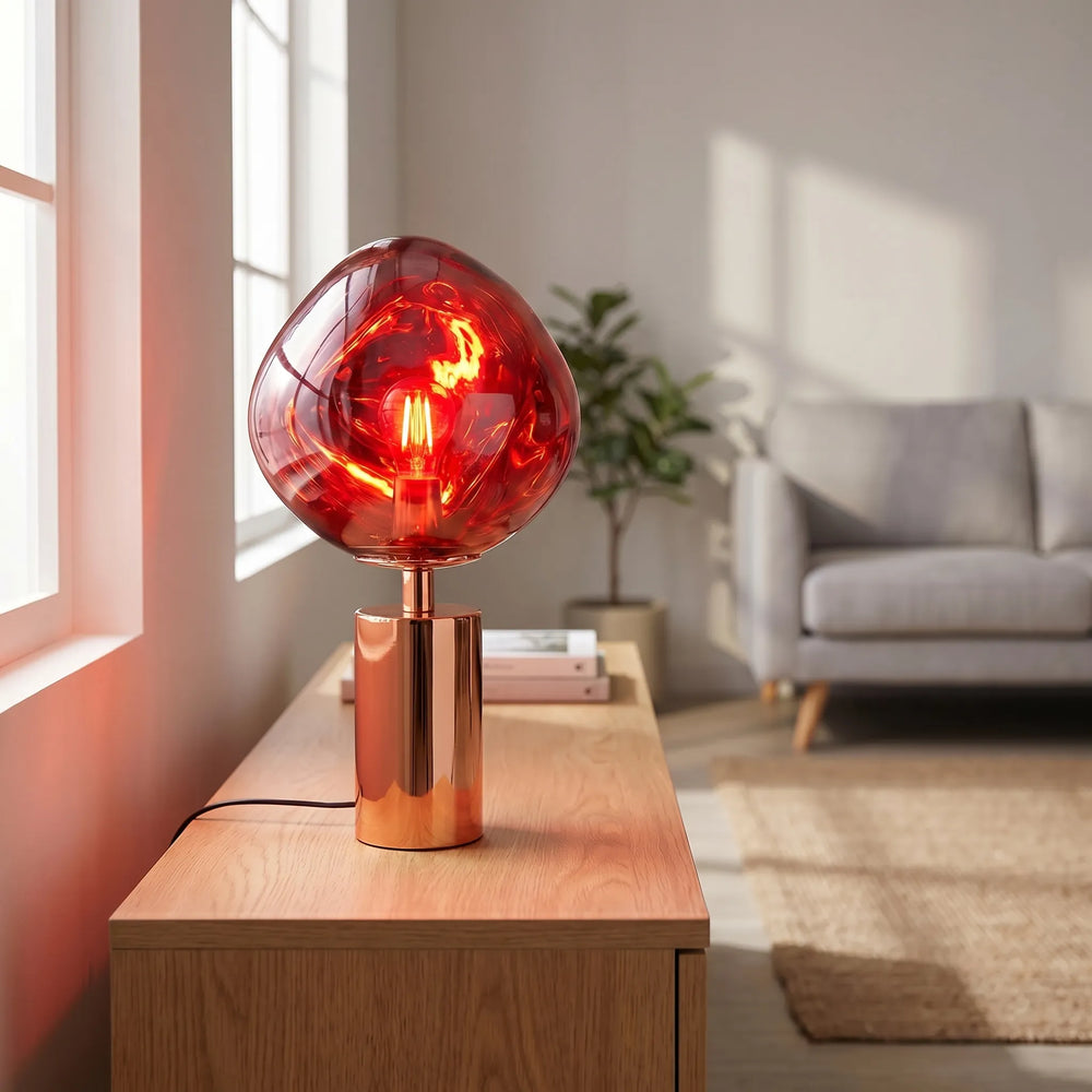 Elegante skulpturale Tischlampe aus Goldmetall; moderne Kugellampe mit geschmolzenem Look für stilvolle Wohnzimmer-Akzente.