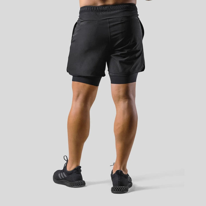 Leichte Herren 2-in-1-Sporthose mit atmungsaktivem Mesh-Einsatz für Komfort.
