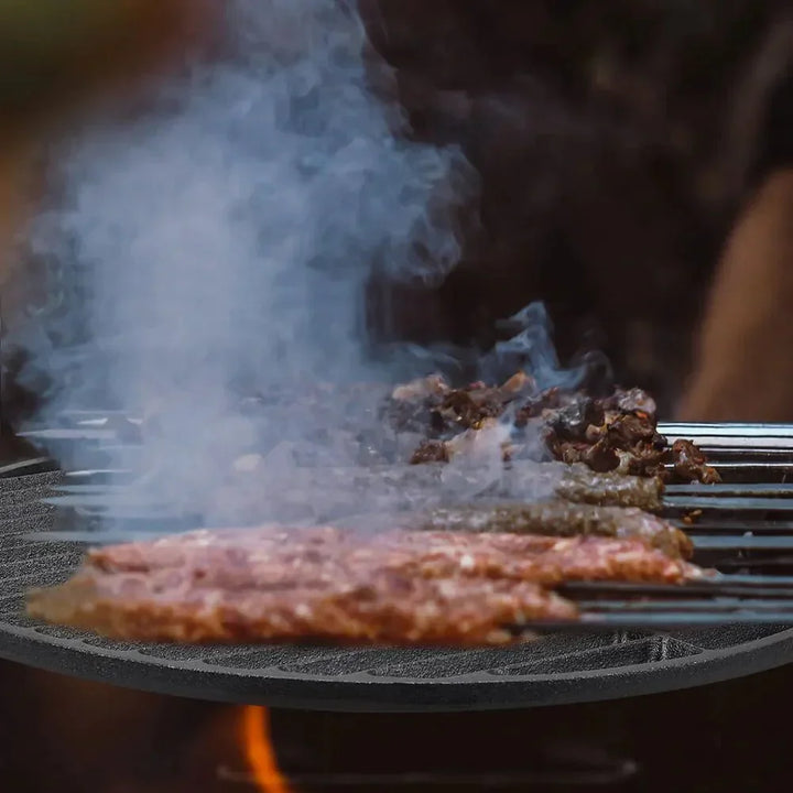 Stabiler runder Gusseisen Grillrost, perfekt als Grillzubehör für jedes BBQ und Outdoor Kochen.