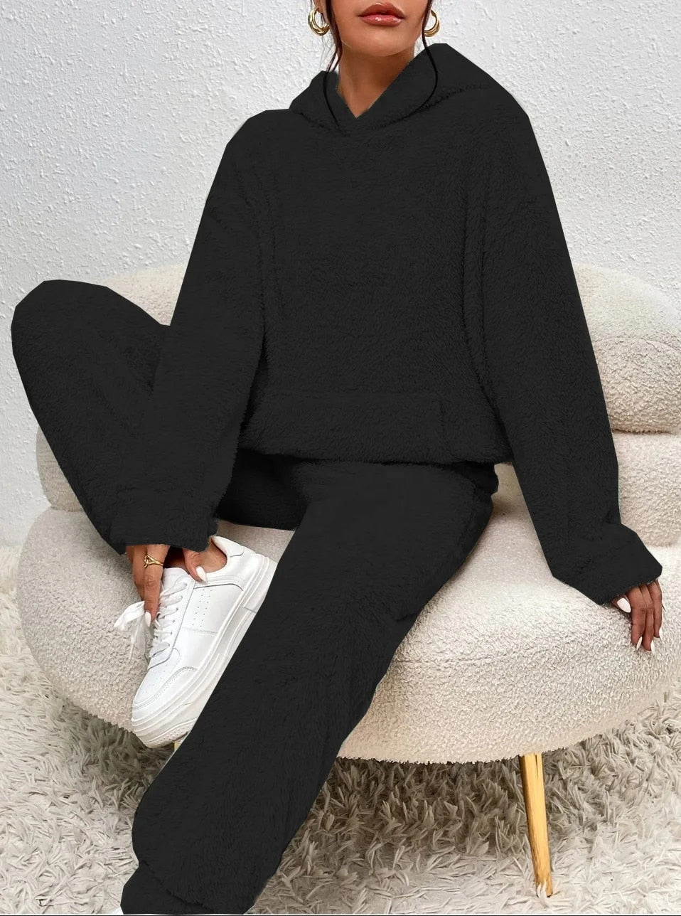 Warmer Damen Teddy-Hausanzug mit Kapuze, perfekt als Wintermode und Homewear an kalten Tagen.