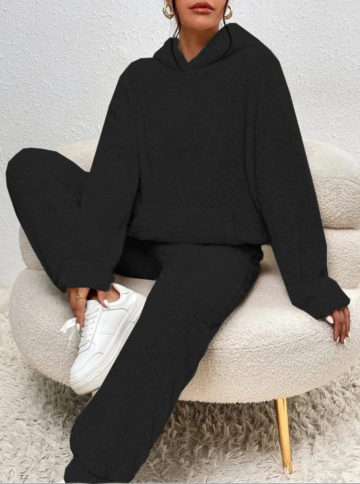 Warmer Damen Teddy-Hausanzug mit Kapuze, perfekt als Wintermode und Homewear an kalten Tagen.