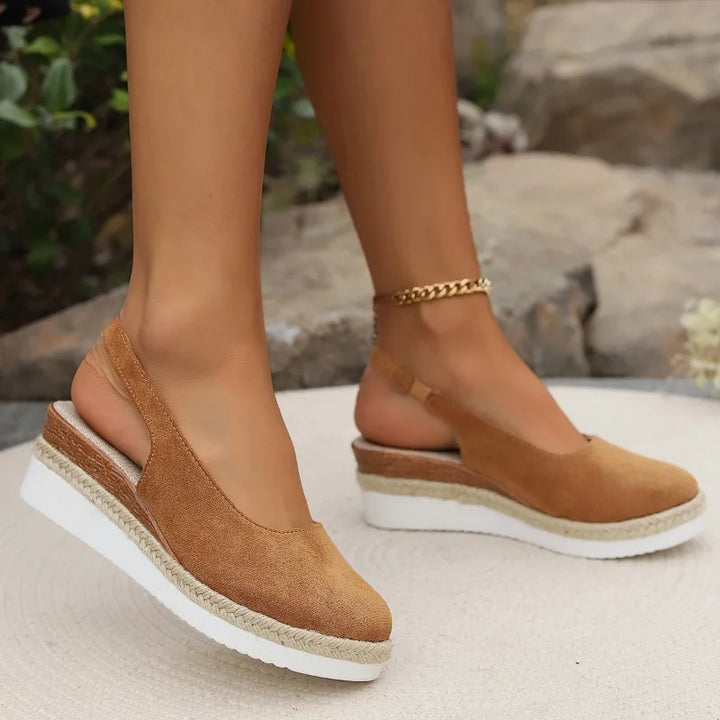 Seitliche Ansicht bequemer Damenslipper. Schwarze Slip-On Schuhe für Damen, ideal für Alltag & Sommer.