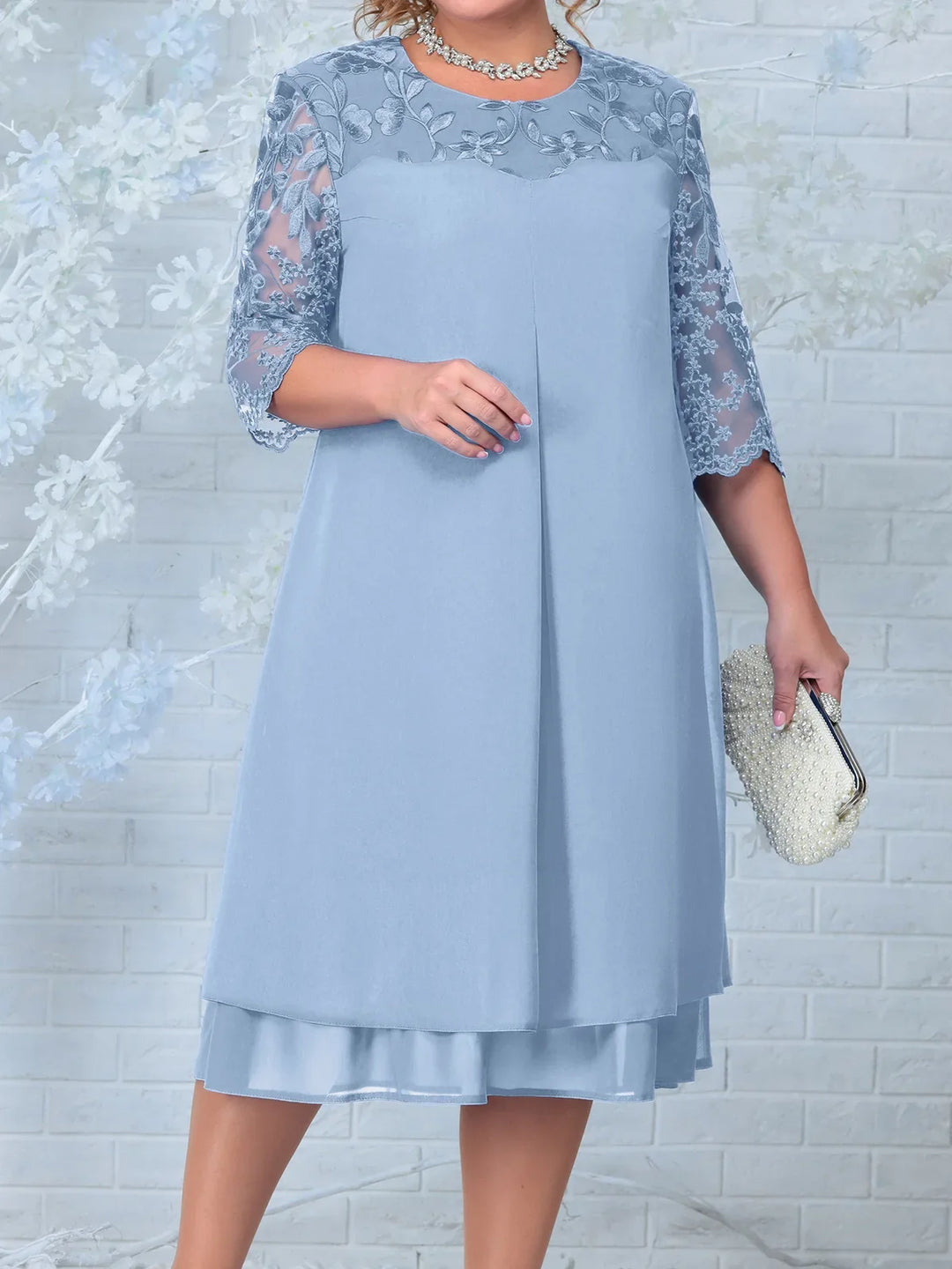 Festliches besticktes Damenkleid in Übergröße. Elegantes Design mit floralem Muster.