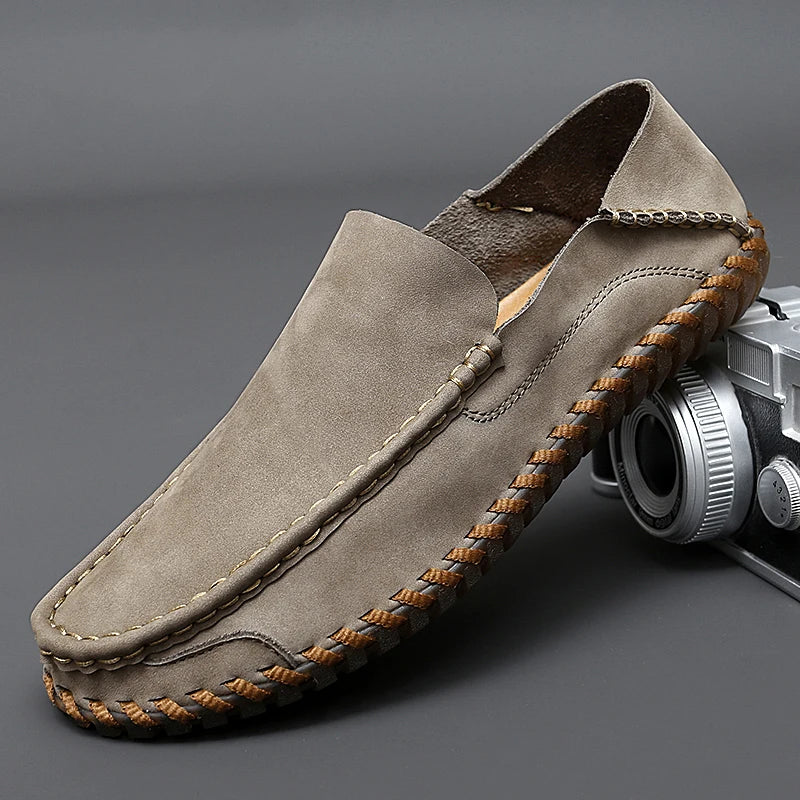 Detailansicht der feinen handgenähten Nähte an einem klassischen Herren Slip-On Slipper mit Rutschsohle.