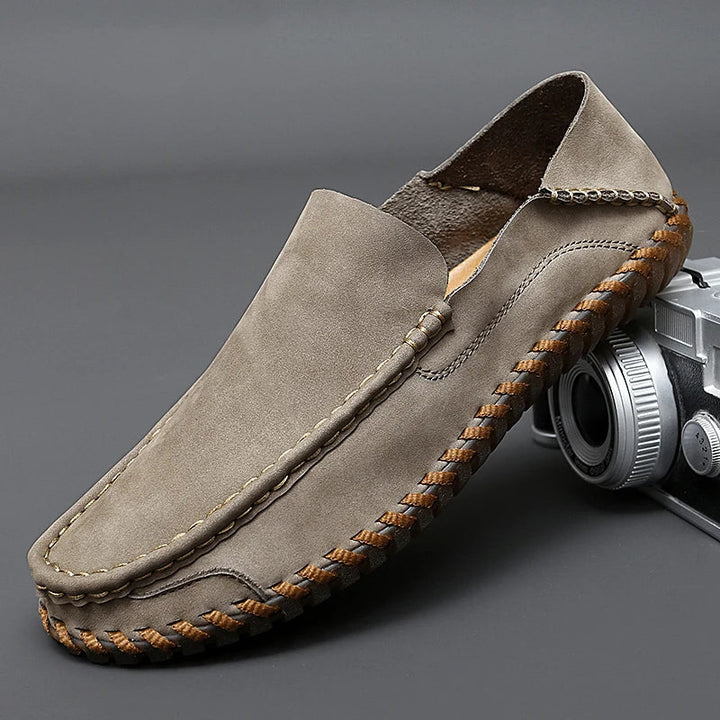Detailansicht der feinen handgenähten Nähte an einem klassischen Herren Slip-On Slipper mit Rutschsohle.