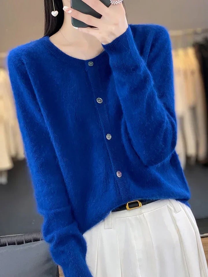 Seitenansicht: Damen Herbstpullover mit lockerem Sitz und schicker Knopfleiste. Ideal für Alltag.