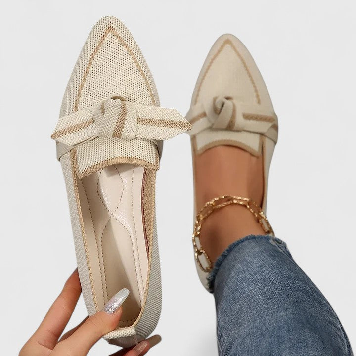 Stilvolle Damen Loafer, spitz zulaufend, mit modernem Knotendetail – ein Must-have für Frühling.