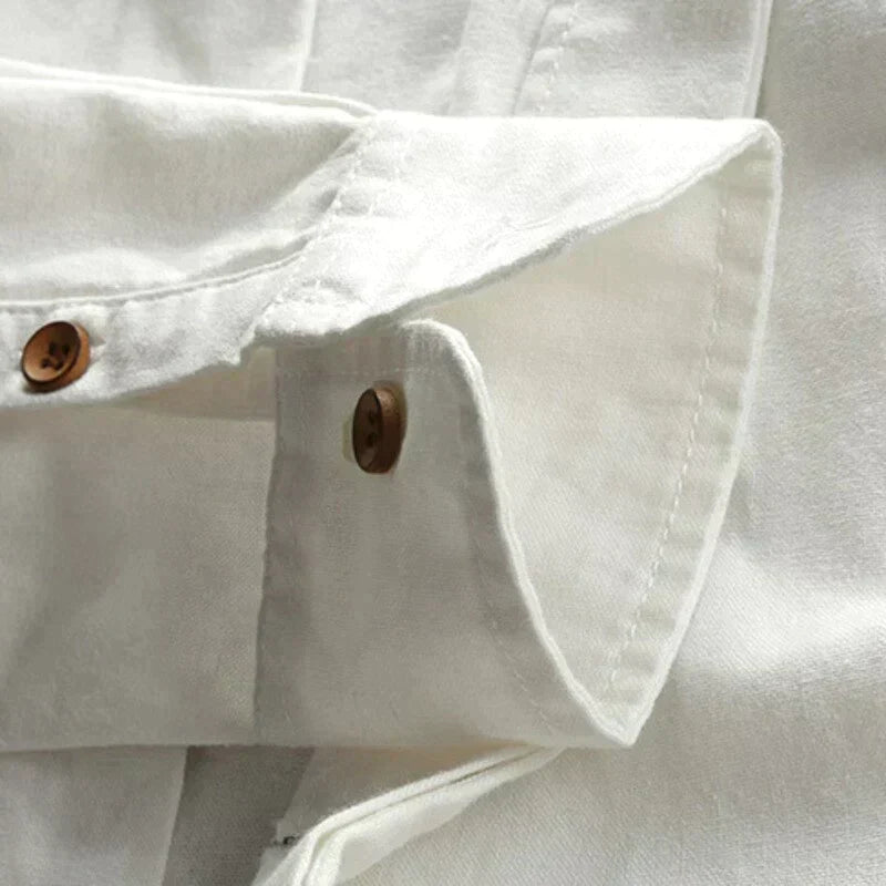 Nahaufnahme des traditionellen japanischen Herrenhemdes Yuki, das feine Stoffstruktur und authentischen Stil zeigt.