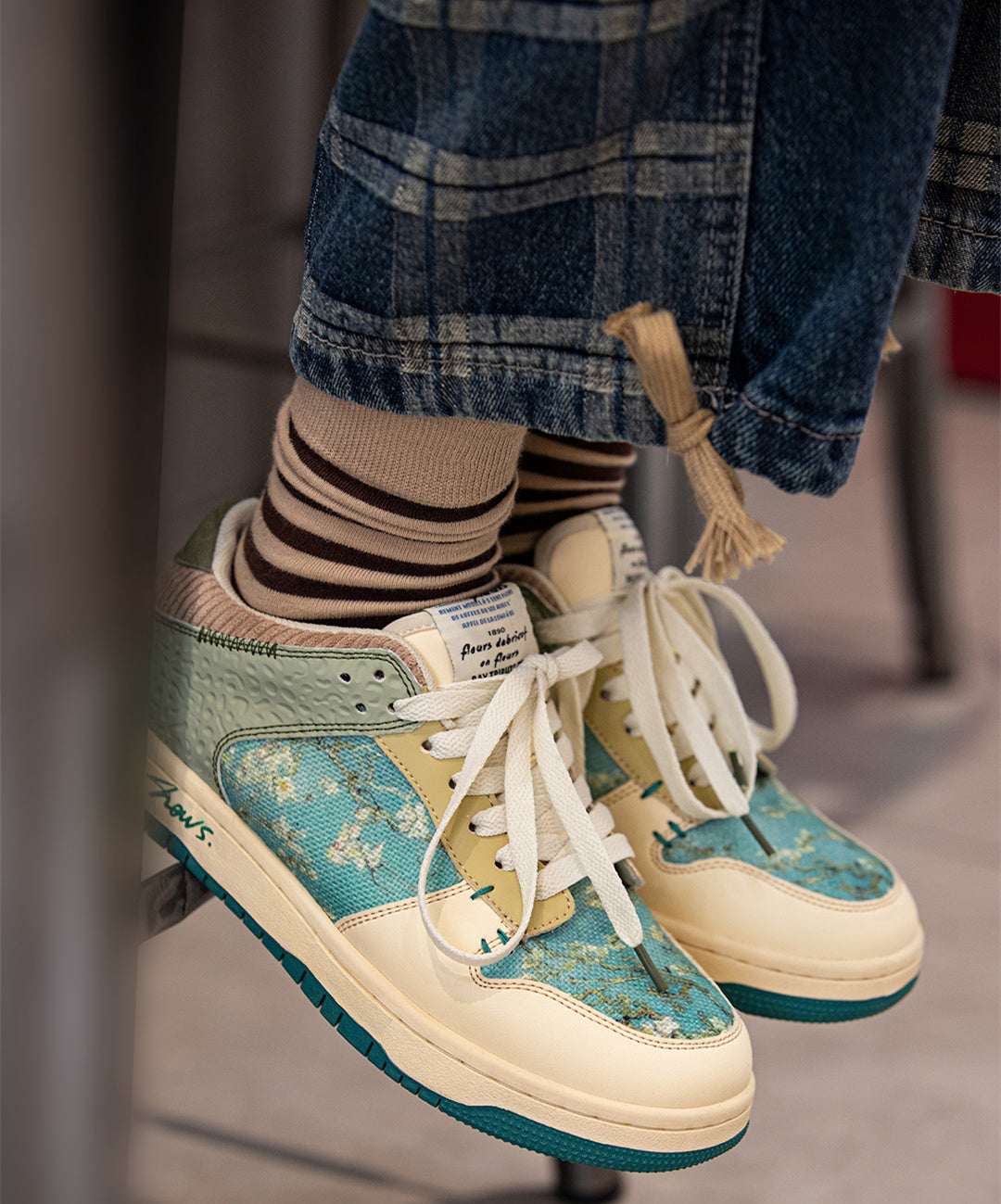 Exklusive Kunst-Sneakers: Van Goghs Mandelblüten als stilvolle Unisex Schuhe. Einzigartiges Design für Kunstliebhaber.