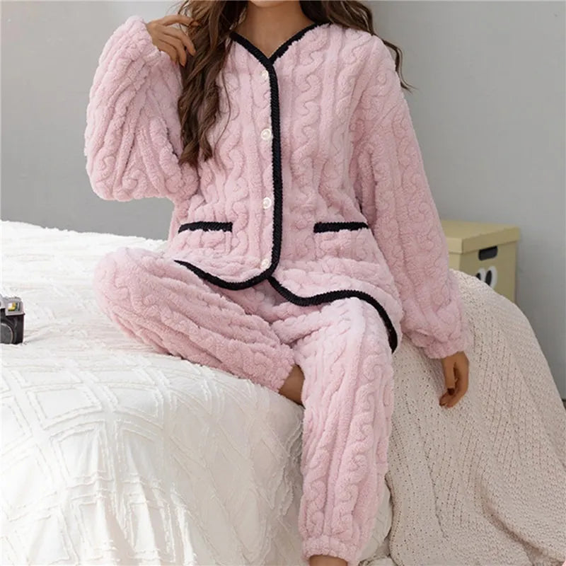 Damen Pyjama-Set Lara: Klassischer, warmer Schlafanzug für gemütliche Winternächte. Langarm & V-Ausschnitt.