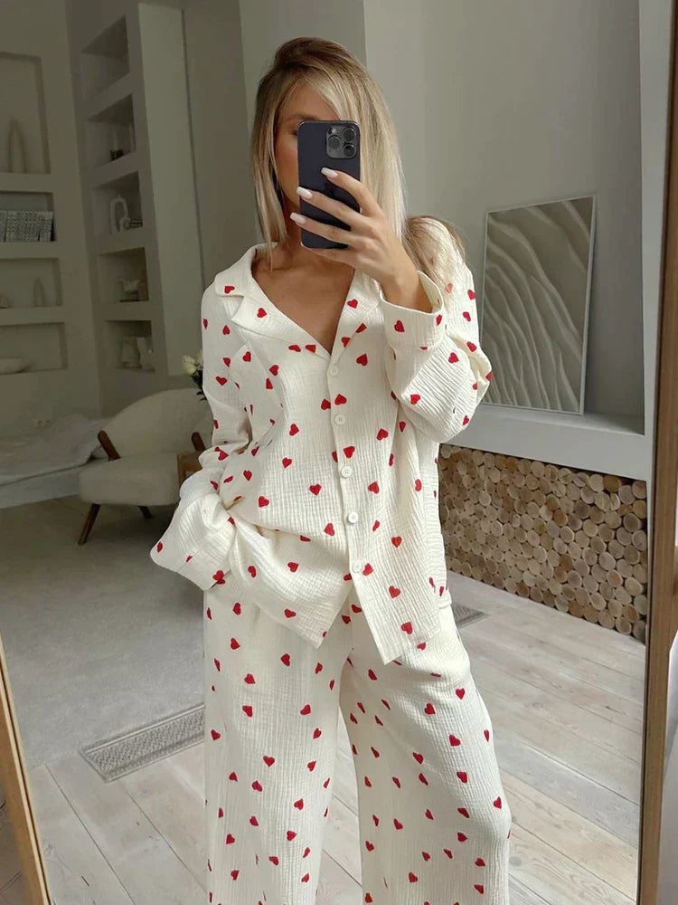 Komfortables Damen Pyjama-Set mit Herzen. Ganzjahres-Schlafanzug und Loungewear für Damen, auch als Geschenkidee.