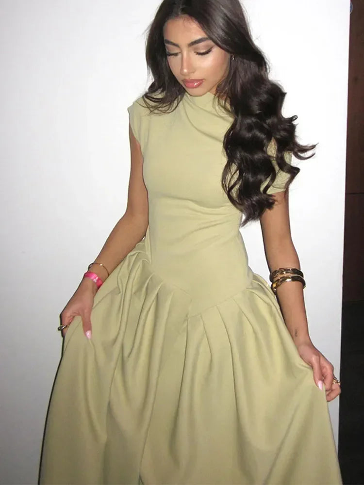 Damen Maxikleid mit hohem Kragen und elegantem Faltenrock in A-Linie, perfekt für festliche Anlässe.