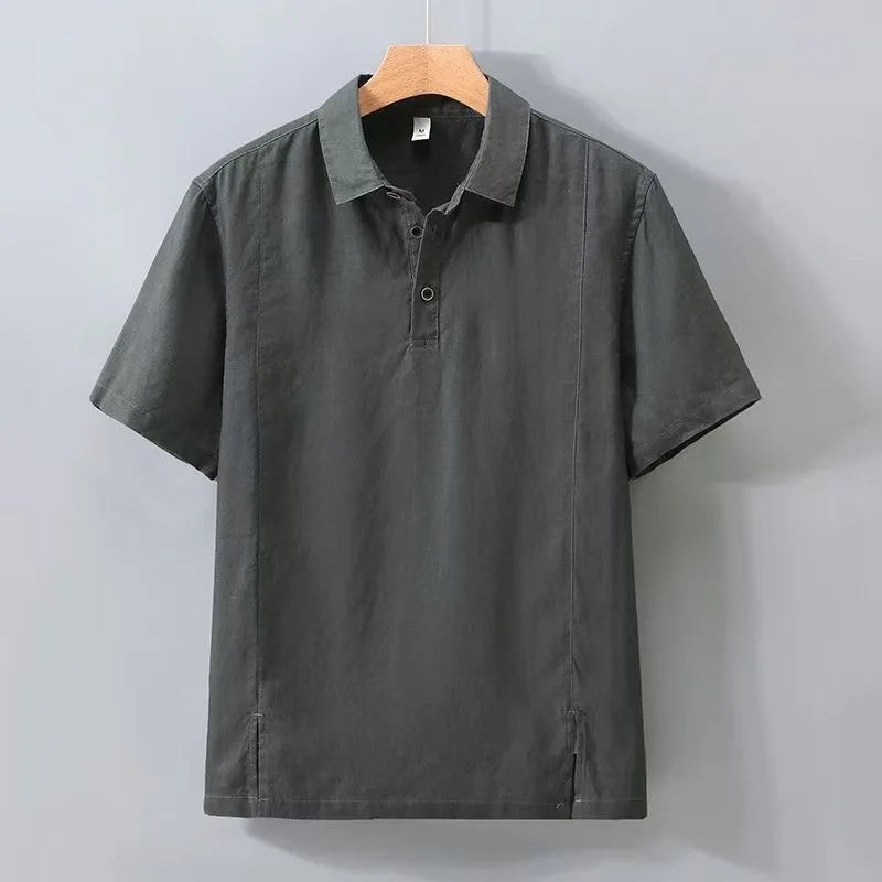 Eleganter Herren Freizeitanzug: Moderner Zweiteiler mit Poloshirt & bequemer Hose für lässigen Chic im Frühling.
