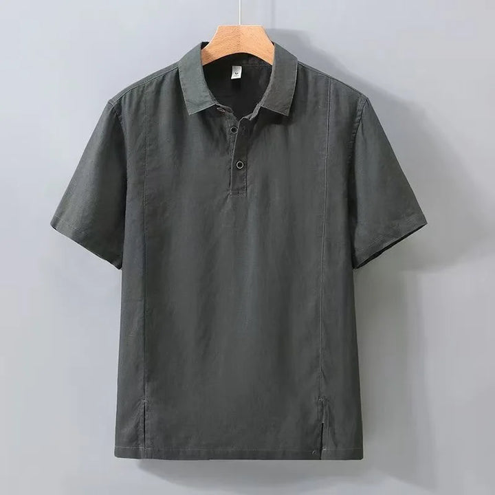 Eleganter Herren Freizeitanzug: Moderner Zweiteiler mit Poloshirt & bequemer Hose für lässigen Chic im Frühling.