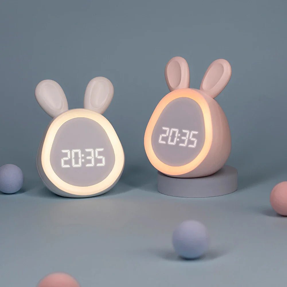 Frontansicht des Kinderweckers mit Hasenohren und leuchtendem Display, perfekt als Geschenk.