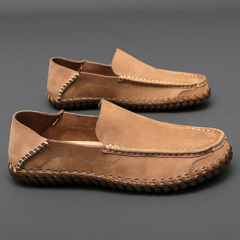 Nahaufnahme der rutschfesten Sohle und handgefertigten Nähte dieser eleganten Herren Slip-On Komfortschuhe.
