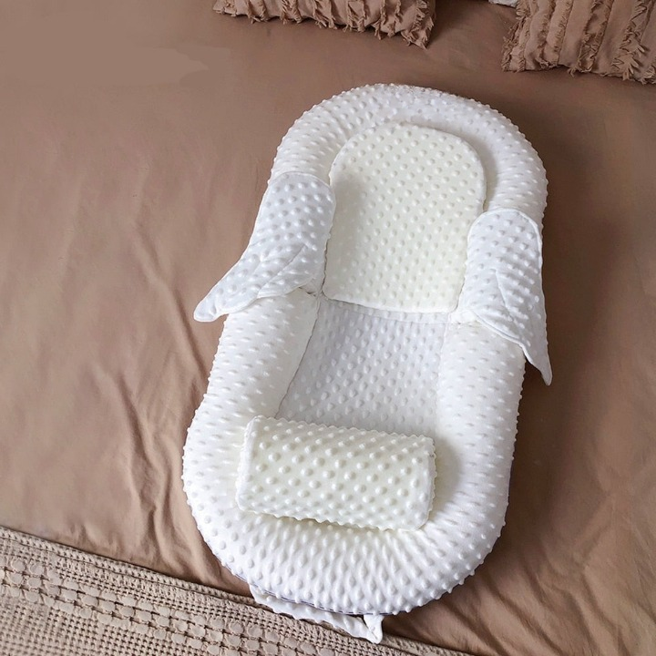 Detailansicht des ergonomischen Babynests mit Mesh-Seiten und stützender Rückenlehne. Perfekt für Neugeborene, atmungsaktiv.