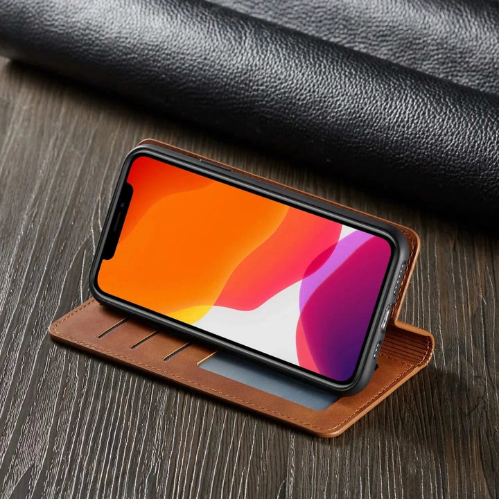 Stilvolles iPhone Accessoire: GripFold Schutzhülle aus Echtleder mit Magnetverschluss für optimalen Handyschutz.