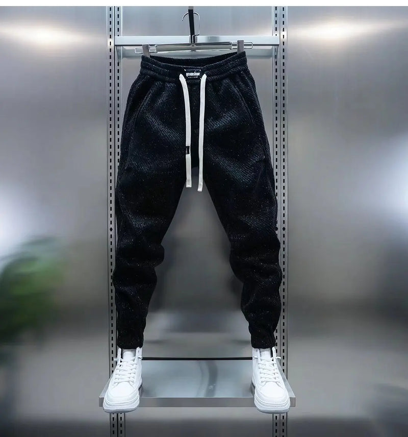 Herren Jogginghose schwarz mit Bündchen und Kordelzug für maximalen Komfort. Moderne Sweatpants für Freizeit.