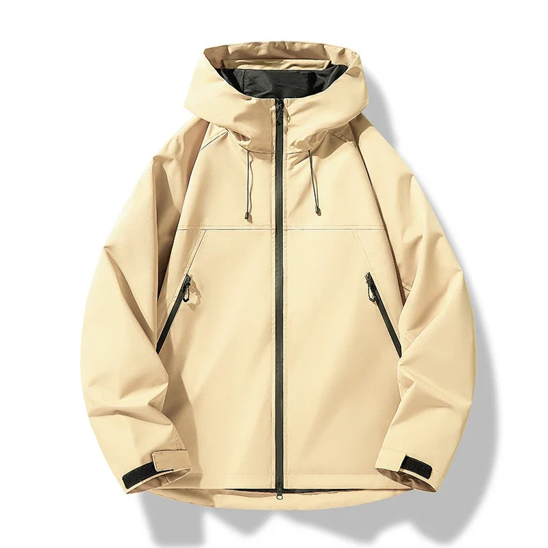 Nahaufnahme des Reißverschlusses einer wasserdichten Herren Funktionsjacke mit Kapuze, robust und langlebig.