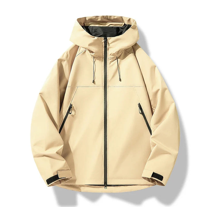Nahaufnahme des Reißverschlusses einer wasserdichten Herren Funktionsjacke mit Kapuze, robust und langlebig.