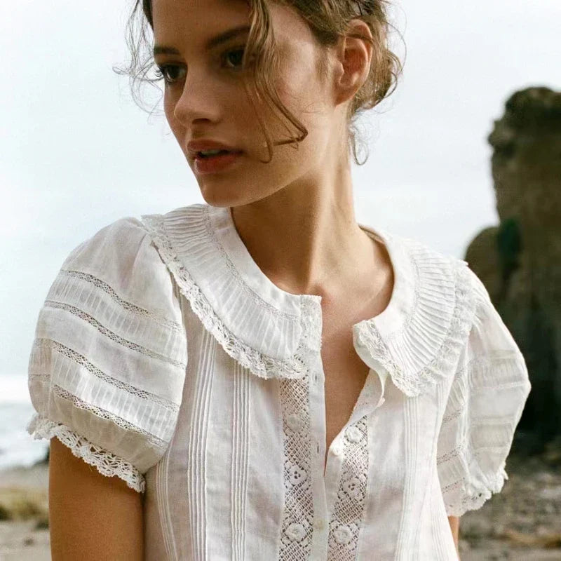 Leichte, feminine Damen-Spitzenbluse mit eleganten Puffärmeln, perfekt für sommerliche Anlässe.