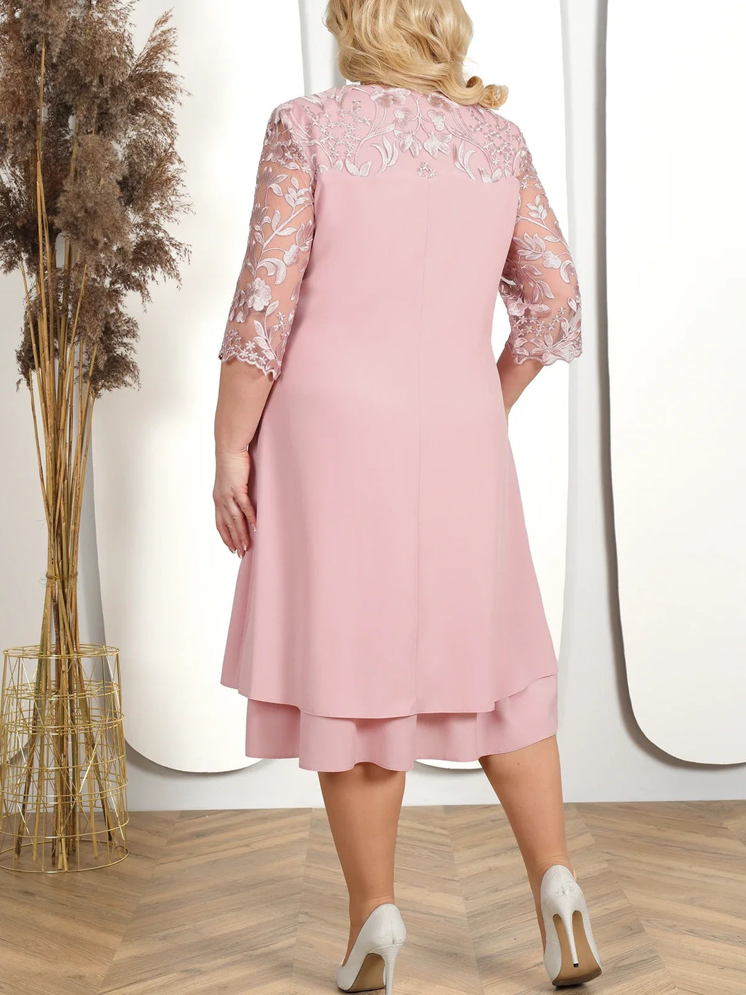 Plus Size Frauenkleid, bestickt & elegant. Ein Abendkleid mit Ärmeln für besondere Feierlichkeiten.