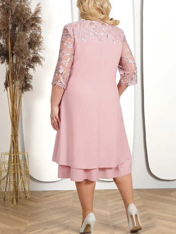 Plus Size Frauenkleid, bestickt & elegant. Ein Abendkleid mit Ärmeln für besondere Feierlichkeiten.