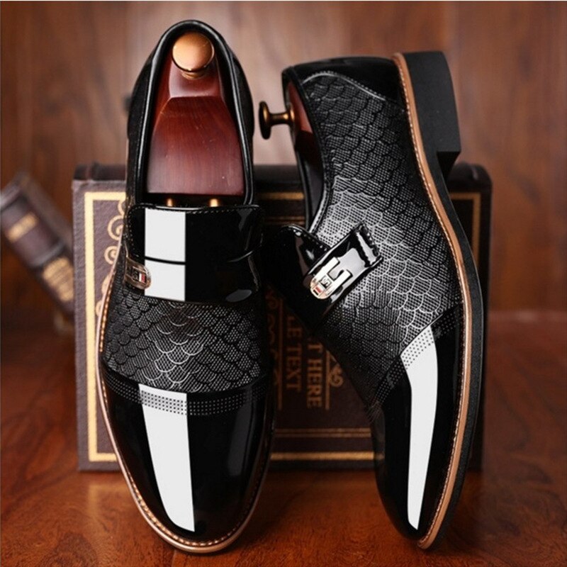 Luxuriöse Herren Businessschuhe, glänzend schwarz. Komfortable Schnürschuhe für den modernen Mann, ganzjährig tragbar.