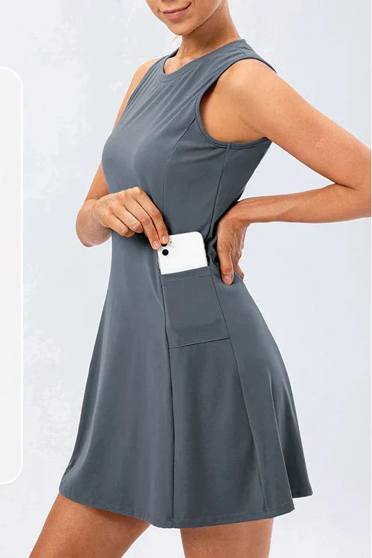Graues Damen Sportkleid ärmellos mit integrierten Shorts und praktischen Taschen. Activewear.