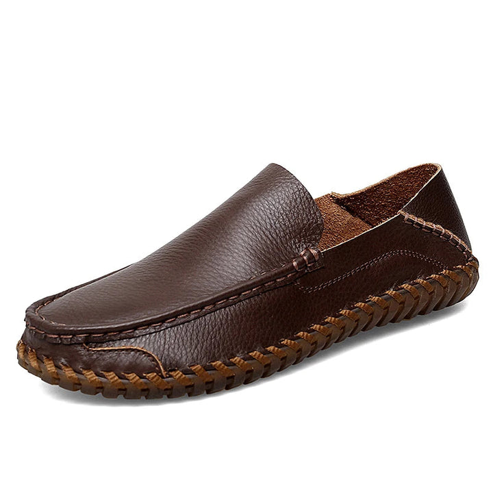 Modische Herren Freizeitschuhe: handgenähte Slip-On Slipper, bieten Eleganz, Komfort und eine rutschfeste Sohle.
