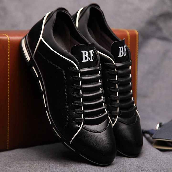 Schwarze Herren-Komfortschuhe. Bequeme Sneaker für Sport & Alltag mit flacher Sohle.