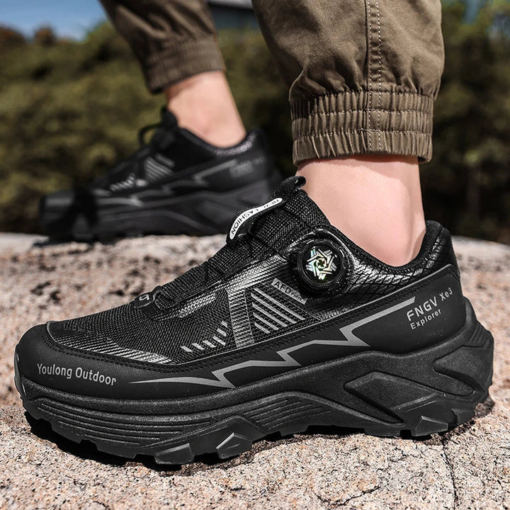 Robuste Herren Trekking- und Wanderschuhe im modernen Outdoor-Design mit innovativem Drehverschluss.
