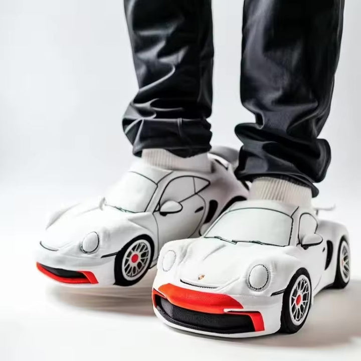 Stilvolle Herren Winterpantoffeln "AutoLuxe" mit exklusivem Fahrzeug-Design; modische, warme Hausschuhe.