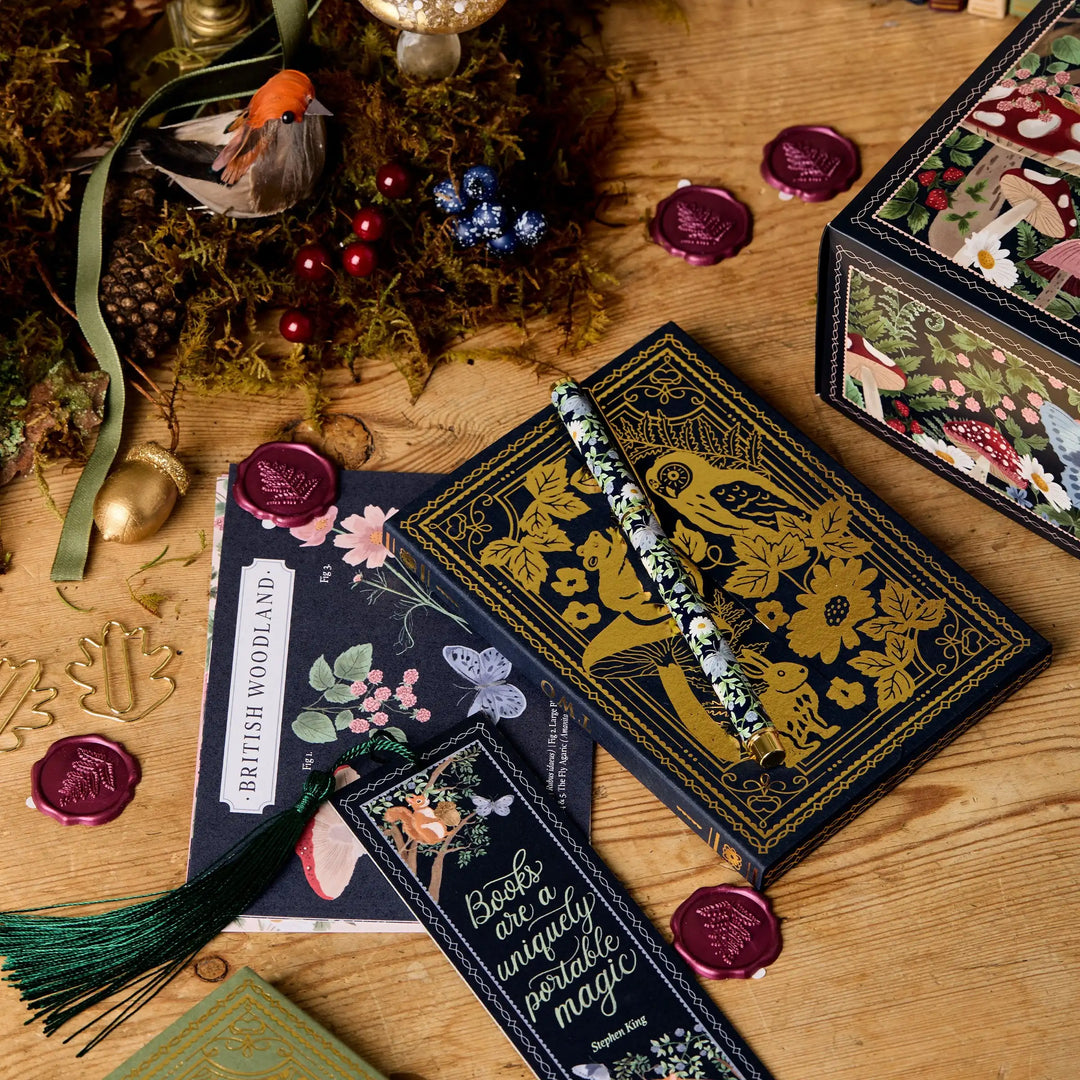 Detailansicht des CraftJoy Adventskalenders mit vielfältigem Büromaterial für kreative Projekte.