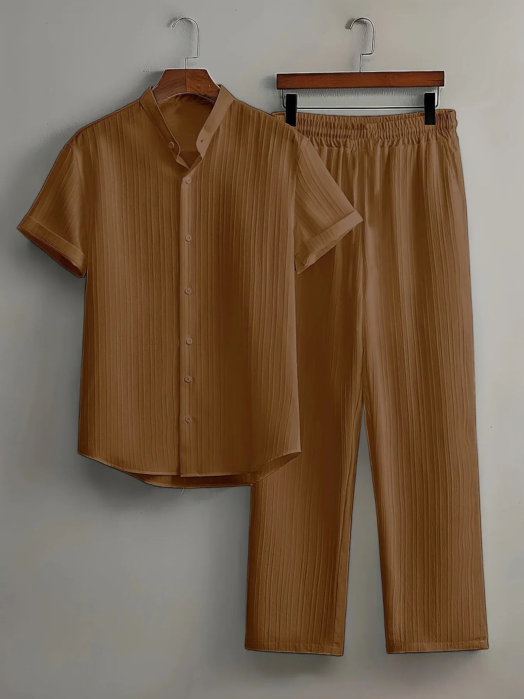 Hochwertiges Herren Set: Langarmhemd und elastische Hose für stilvolle Sommer- und Freizeitmode.