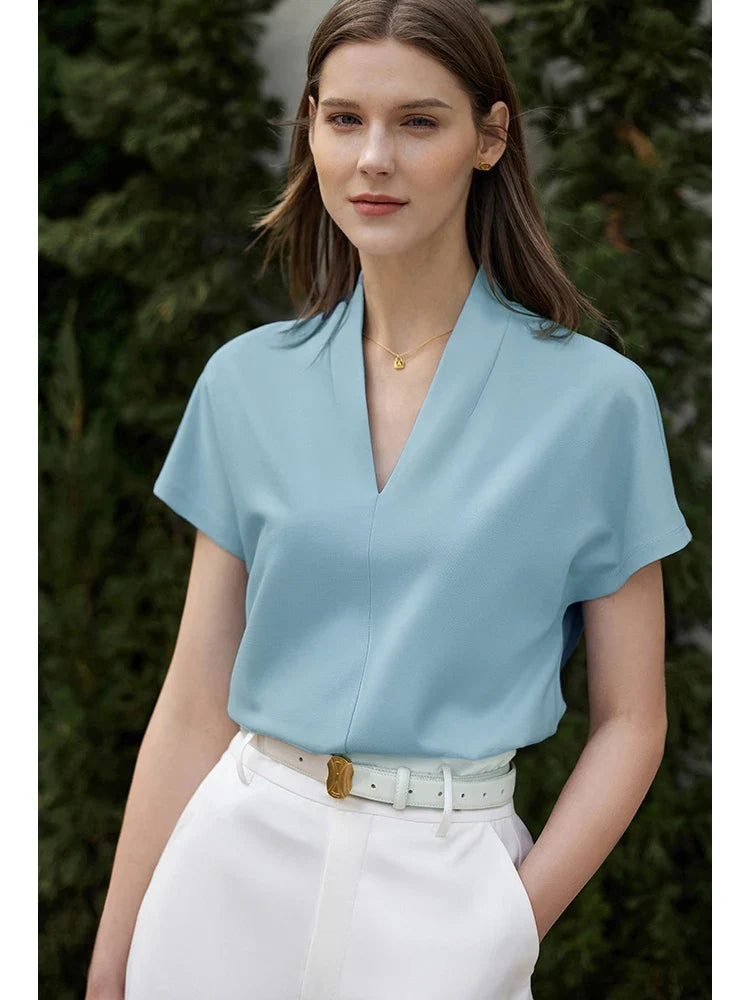 Bequemes Damen V-Ausschnitt T-Shirt. Ein vielseitiges Sommer Oberteil in klassischem Stil.