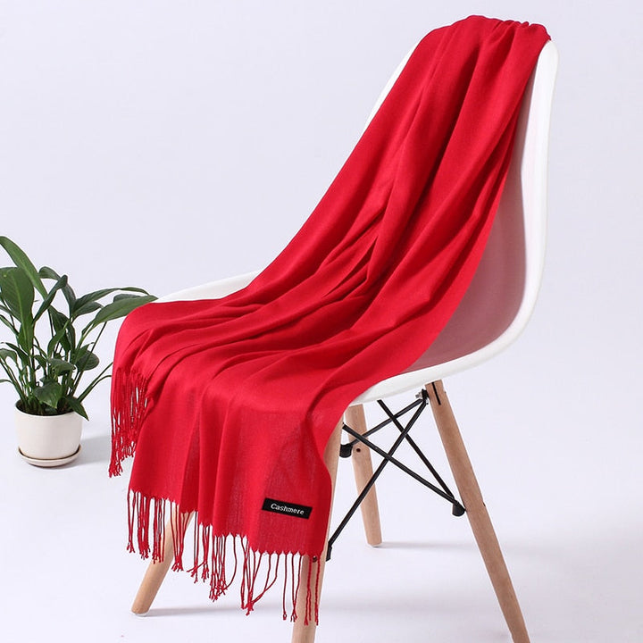 Elegantes Damen Halstuch, klassisches Design, weiches Material für ganzjährigen Komfort.