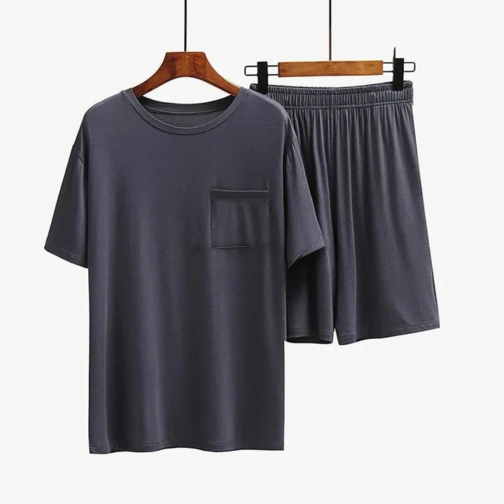 Dunkelgrauer Herren Zweiteiler: legeres Sommer-Set mit T-Shirt & bequemer kurzer Hose, ideal für Freizeitmode.