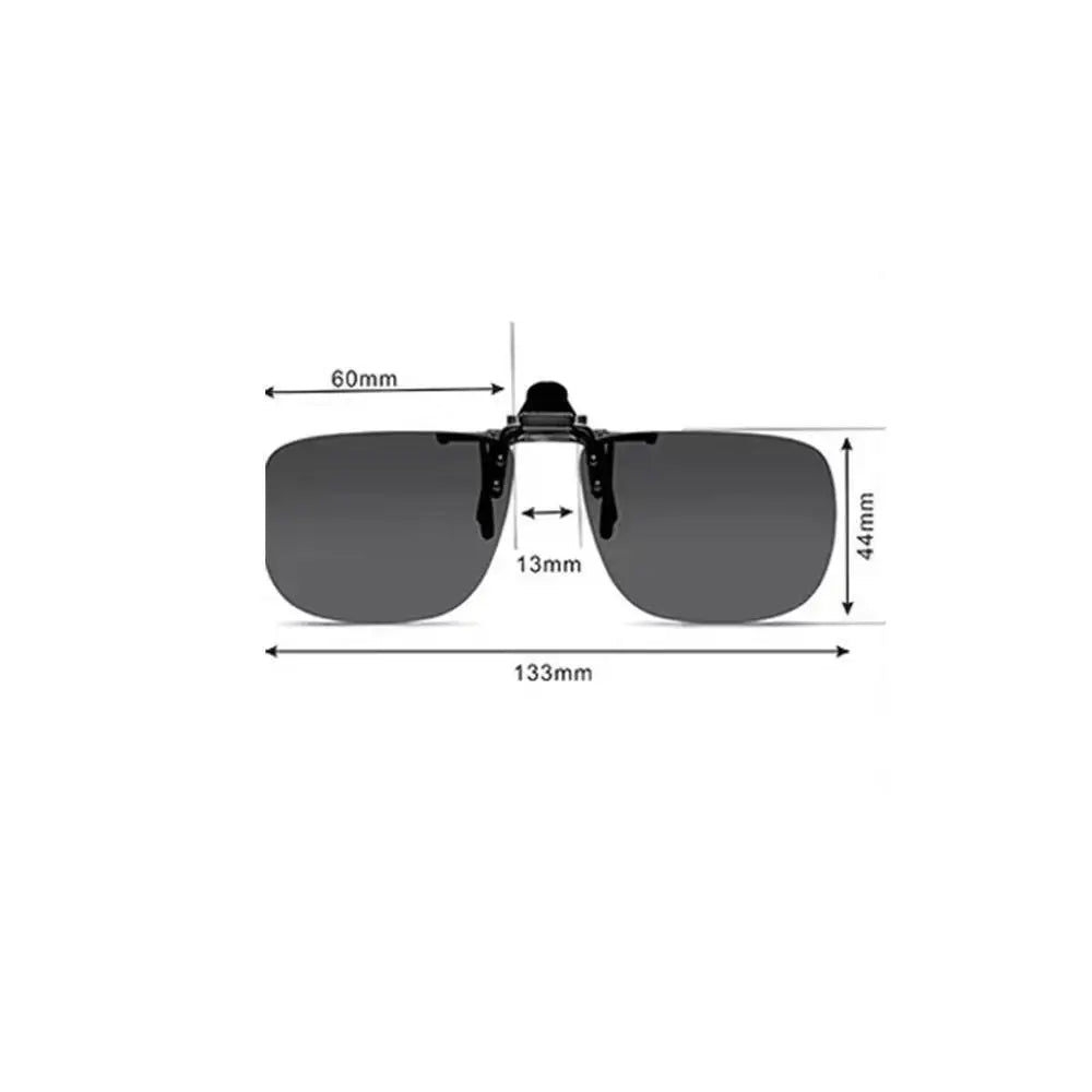 Leichtgewichtiger, hochklappbarer Sonnenclip, UV400. Blendfrei für Outdoor-Aktivitäten & Sport.