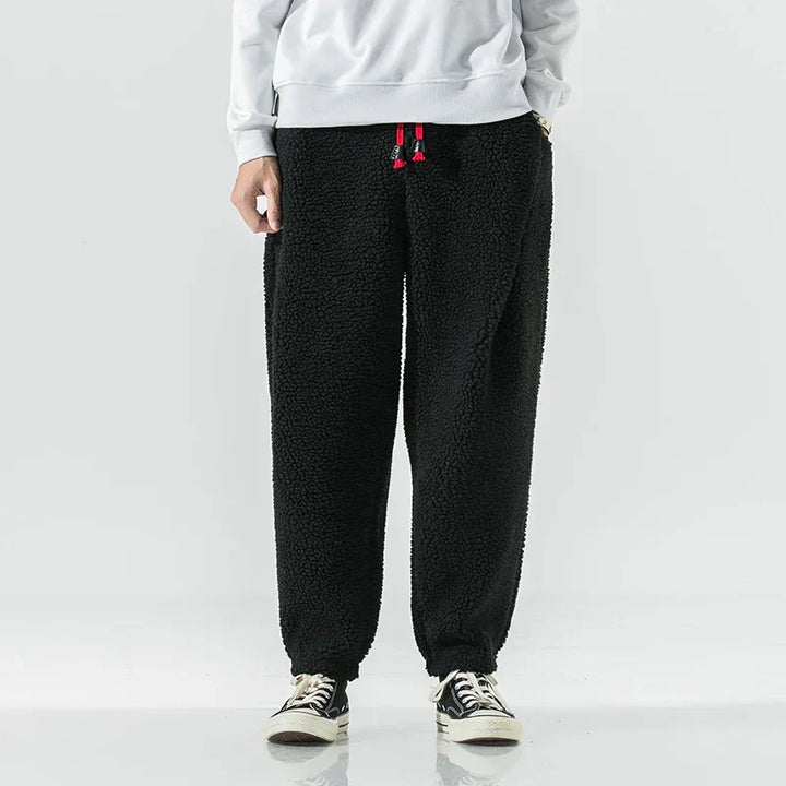 Gemütliche Herren-Sweathose für Wärme & Komfort im Winter. Perfekt als Freizeit- oder Sport-Jogginghose.